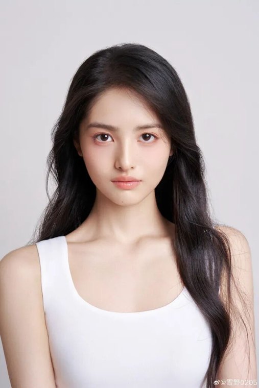 《功夫女足》上映首日票房已达1.4亿元，打破3项纪录，官方：感谢大家的喜爱与支持！周星驰方时隔8年官宣新“星女郎”雪野